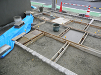 駐車場に300角の自然石が貼られたところ
